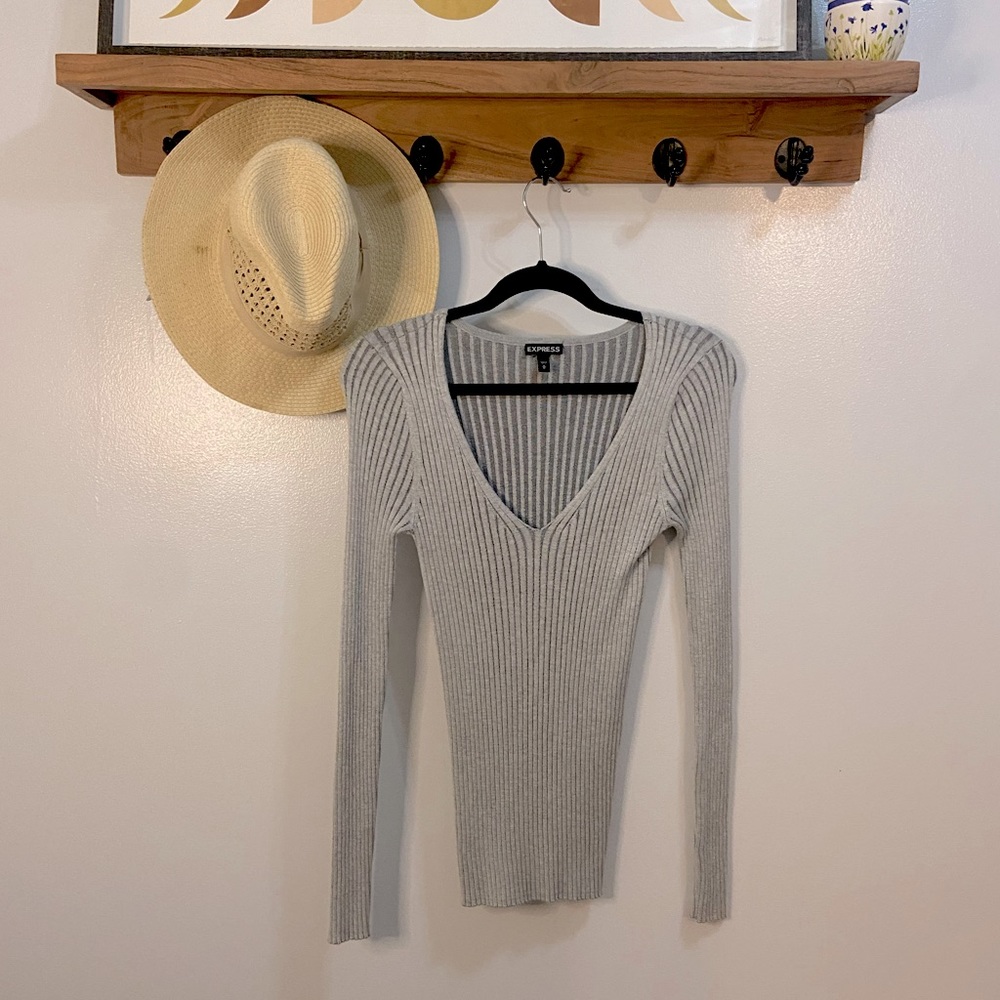 Express Ribbed V-Neck Sweater in Gray Womens Size Medium - Picture 1 of 4